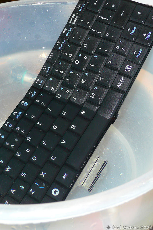 P1010753 Soaking an EeePC keyboard in water